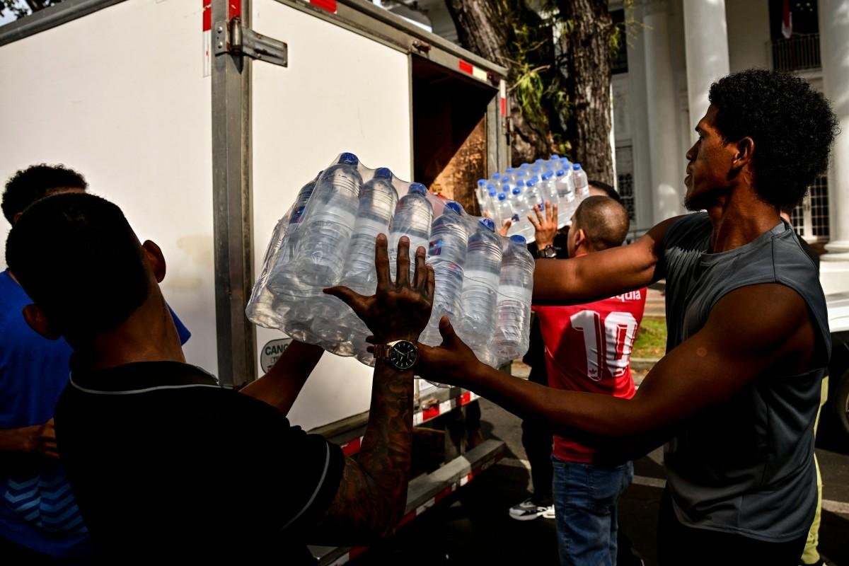 Centenas de pessoas cujas casas desabaram ou ficaram parcialmente destru&iacute;das continuam desabrigadas