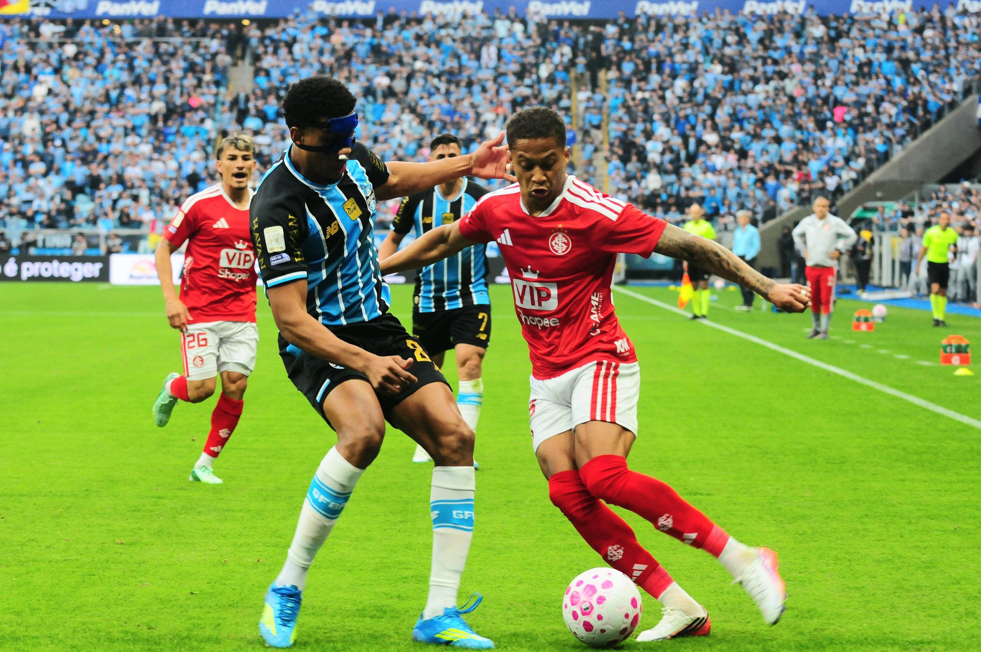Jogo teve disputa intensa, apesar da pouca qualidade