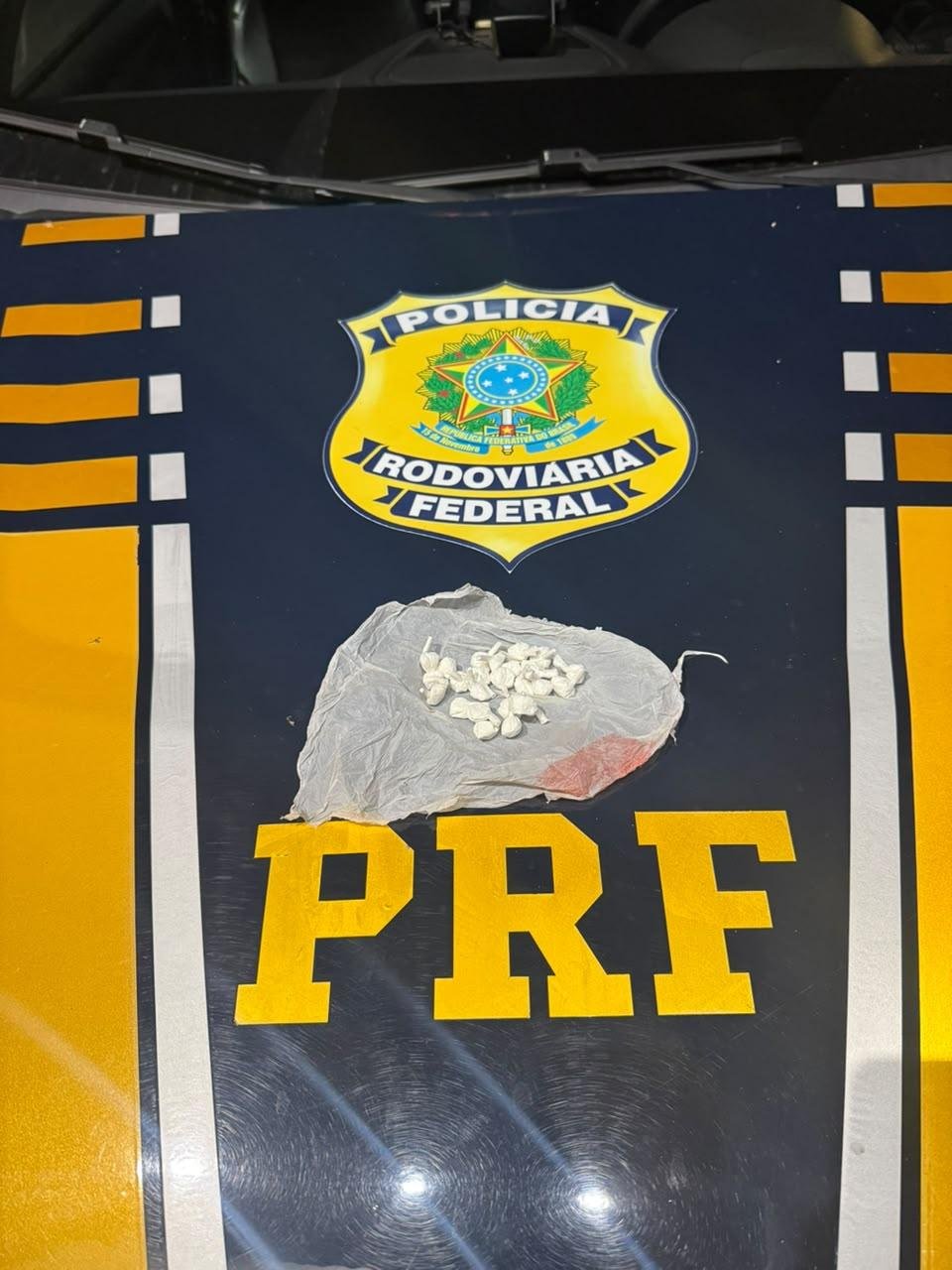 Policiais encontraram 25 buchas de coca&iacute;na escondidas sob uma telha, ao lado de onde a dupla estava, al&eacute;m de R$ 350 em dinheiro com um dos presos