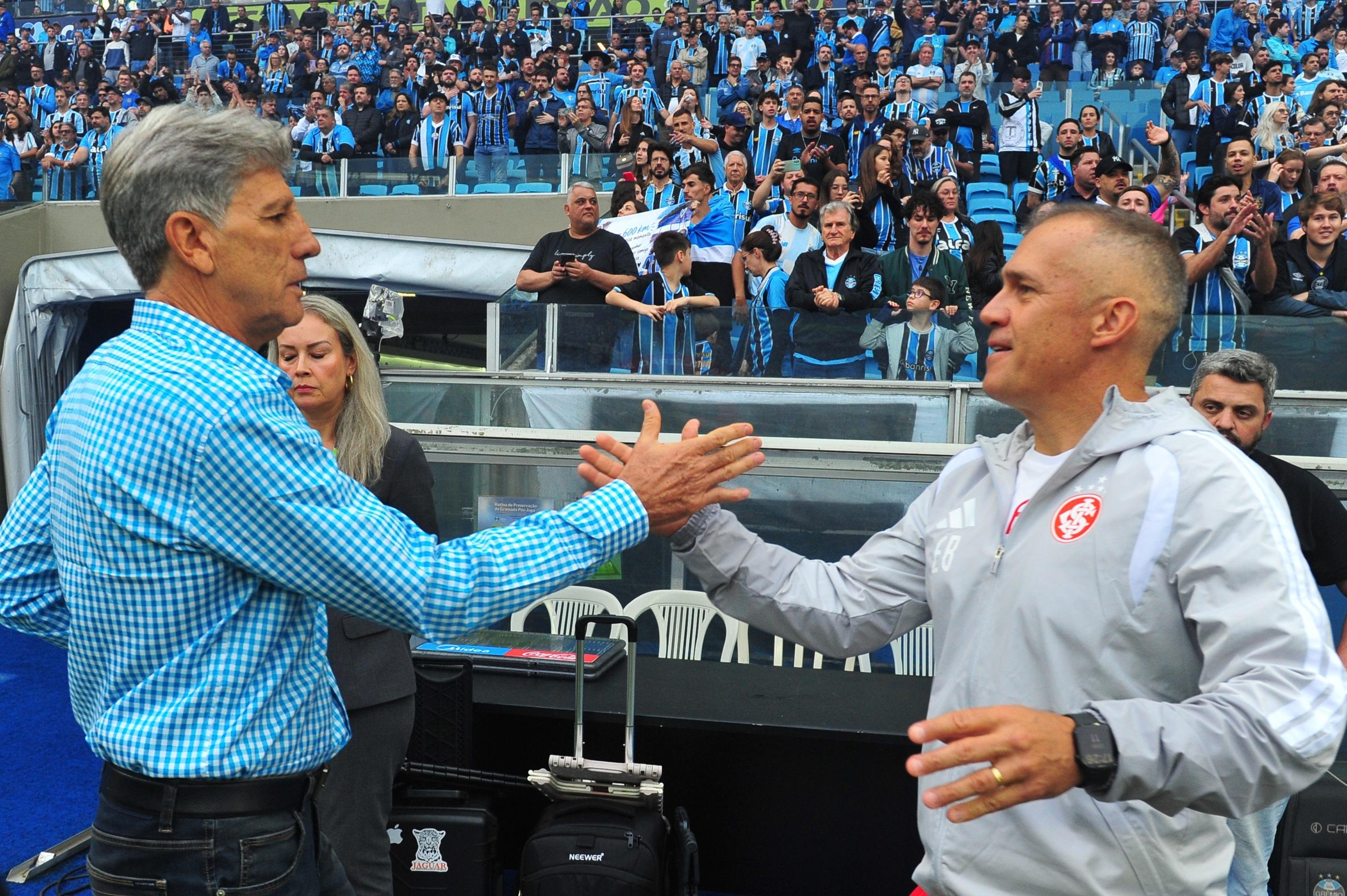 Renato cumprimenta Eduardo Baptista antes do Gre-Nal