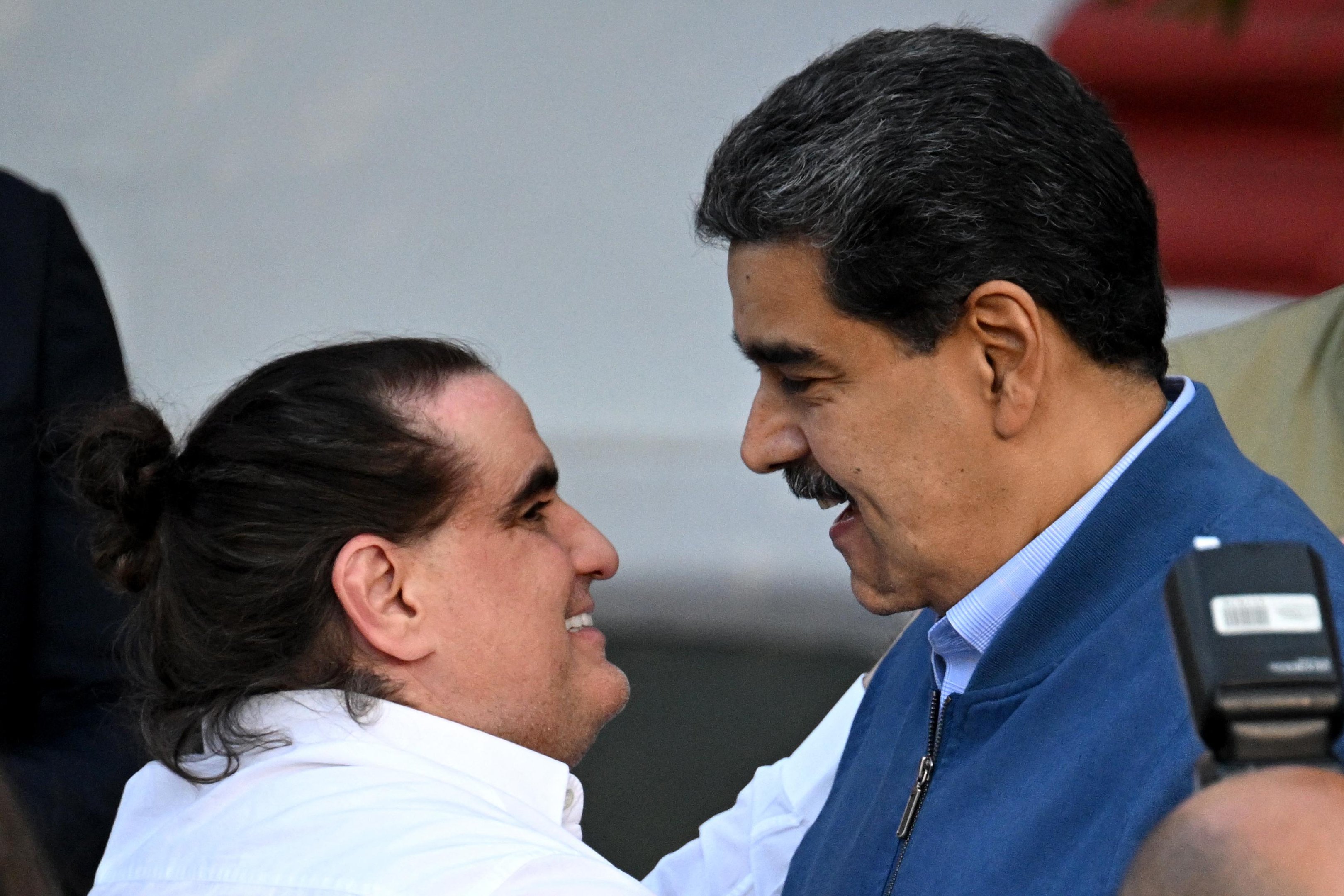O presidente da Venezuela, Nicol&aacute;s Maduro (D), recebe o empres&aacute;rio colombiano Alex Saab no Pal&aacute;cio Presidencial de Miraflores, em Caracas, em 20 de dezembro de 2023, depois que este foi libertado dos Estados Unidos, onde estava sendo julgado por lavagem de dinheiro.