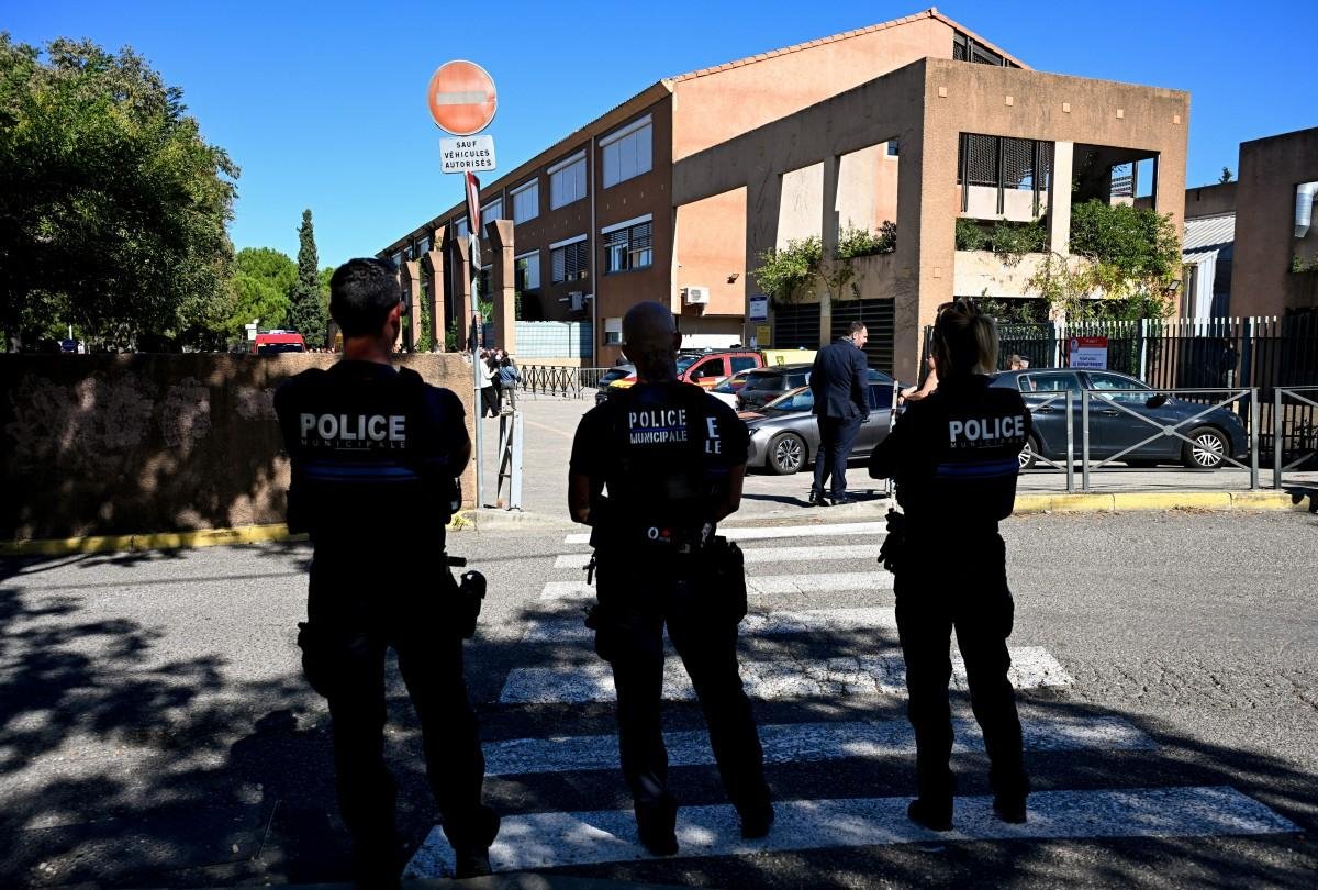 Incidente ocorreu em meio a protestos estudantis na Fran&ccedil;a por melhores condi&ccedil;&otilde;es nas escolas de ensino m&eacute;dio, mas o ataque n&atilde;o estaria vinculado a essa mobiliza&ccedil;&atilde;o