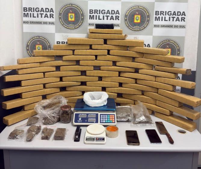Al&eacute;m da droga, tamb&eacute;m foram apreendidas balan&ccedil;as, telefones celulares e materiais utilizados para acondicionar a droga