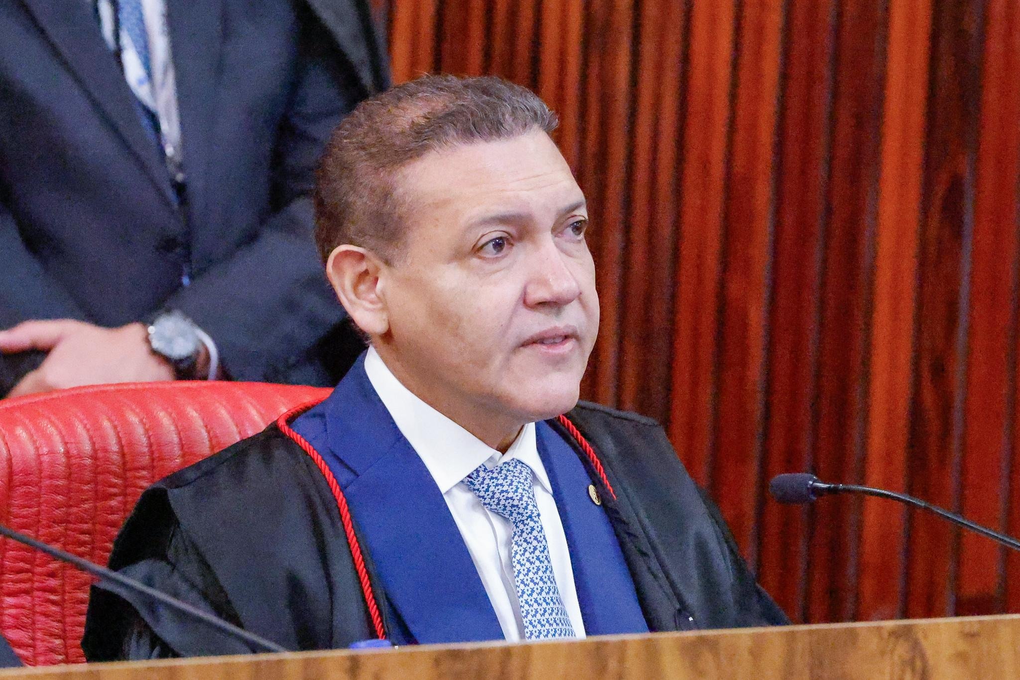 Kassio Nunes Marques orientou que a Assessoria de Enfrentamento &agrave; Desinforma&ccedil;&atilde;o do TSE apure a eventual circula&ccedil;&atilde;o de conte&uacute;dos falsos ou equivalentes aos denunciados pela campanha do candidato Fl&aacute;vio Bolsonaro