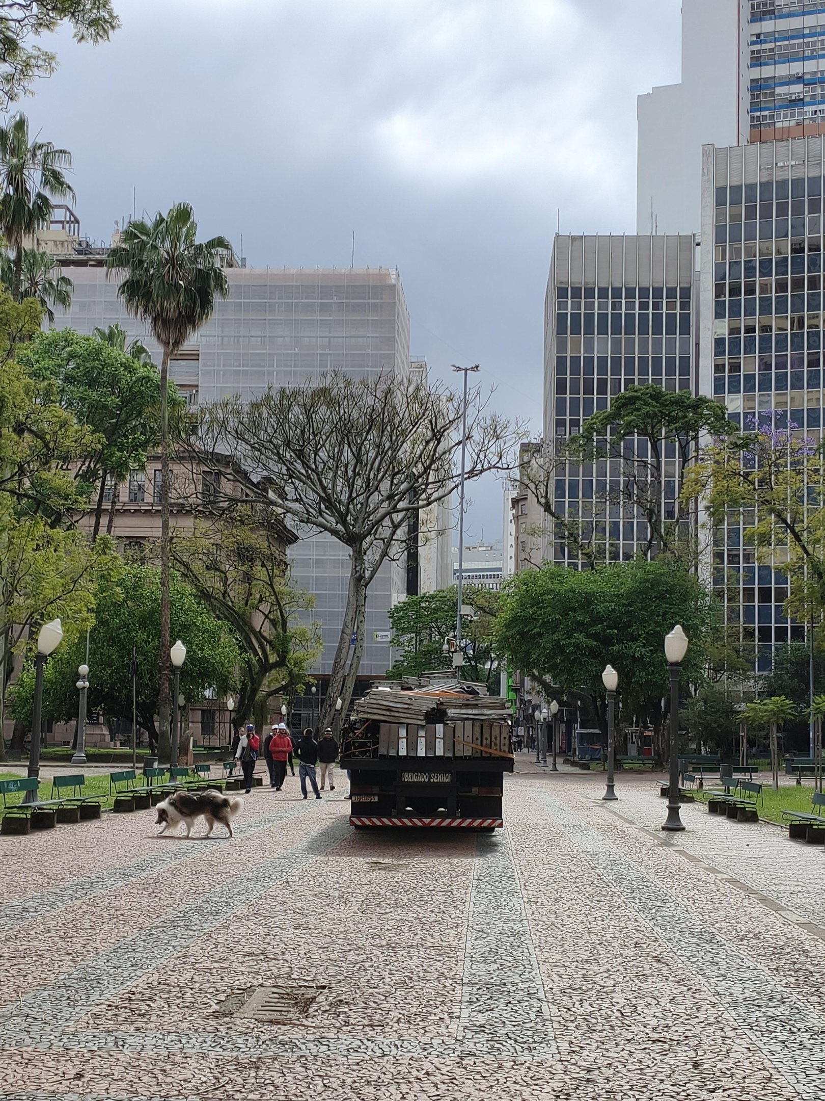 Feira do Livro come&ccedil;a montagem na Pra&ccedil;a da Alf&acirc;ndega