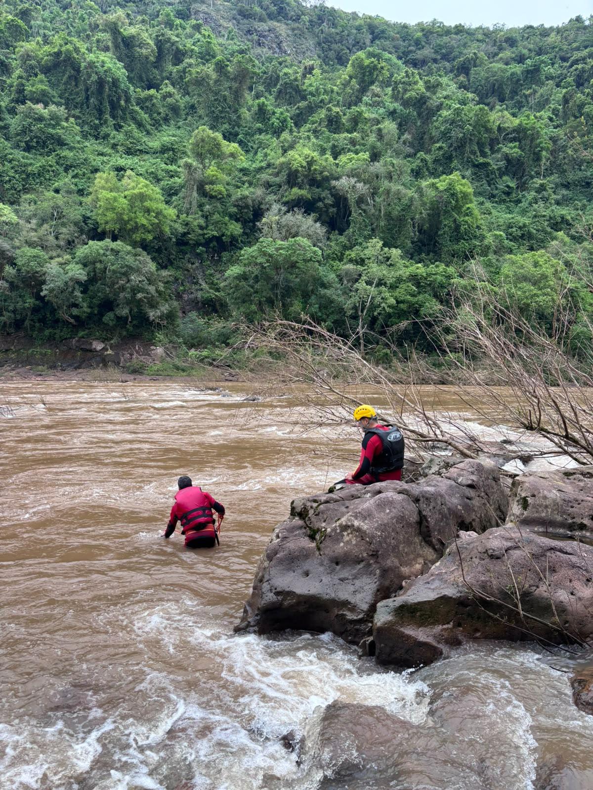 Equipes permanecem no local buscando pela mulher