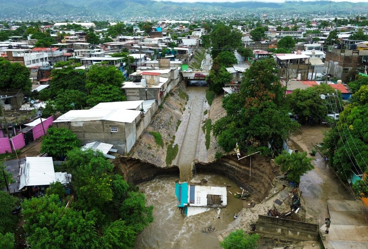 Casa &eacute; arrastada pelas fortes chuvas antes da chegada do furac&atilde;o Simon em Acapulco, no M&eacute;xico