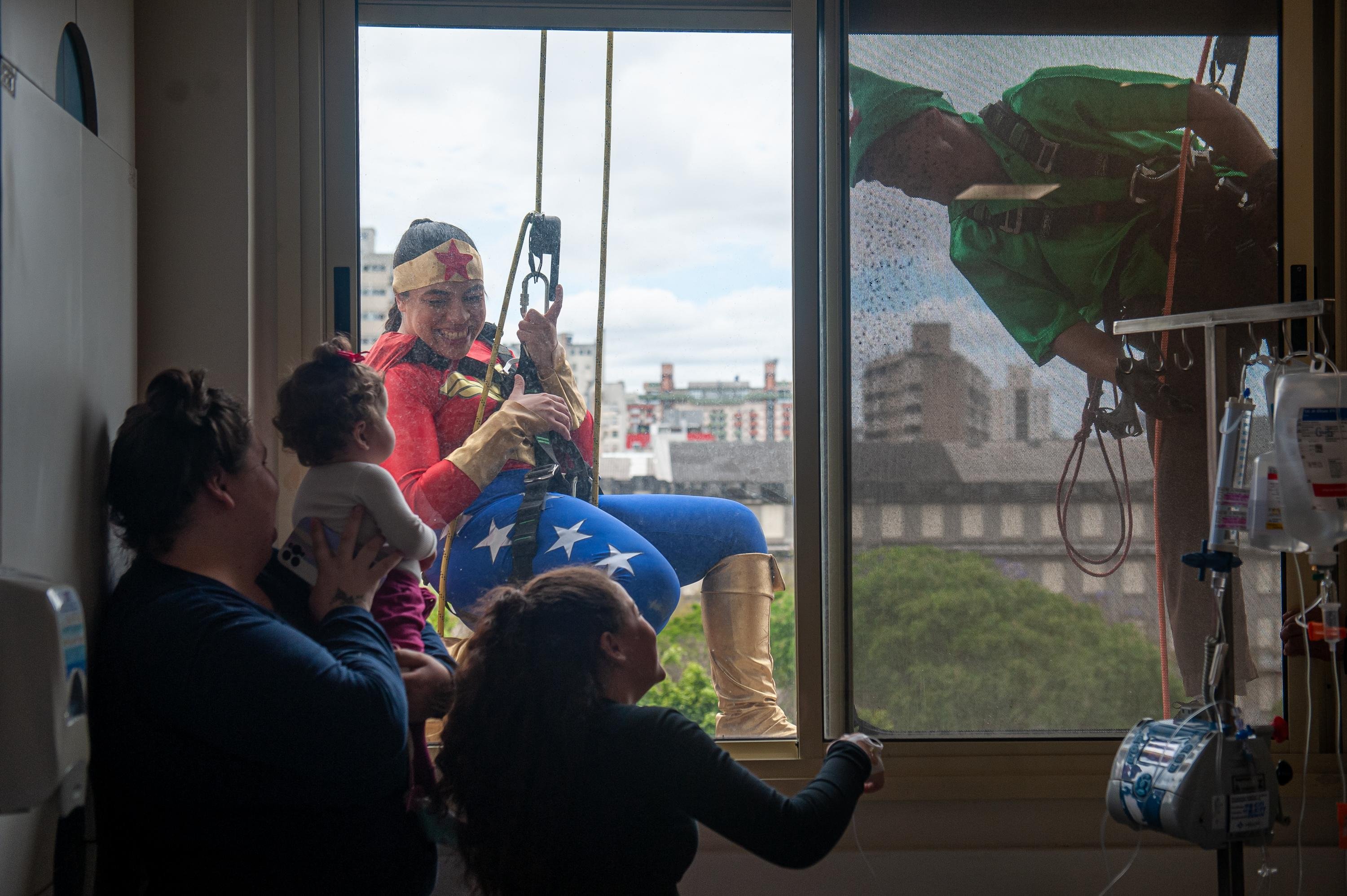 O Hospital da Crian&ccedil;a Santo Ant&ocirc;nio, da Santa Casa de Porto Alegre, recebe o tradicional Rapel dos Super-Her&oacute;is nessa segunda-feira, 12/10, Dia das Crian&ccedil;as