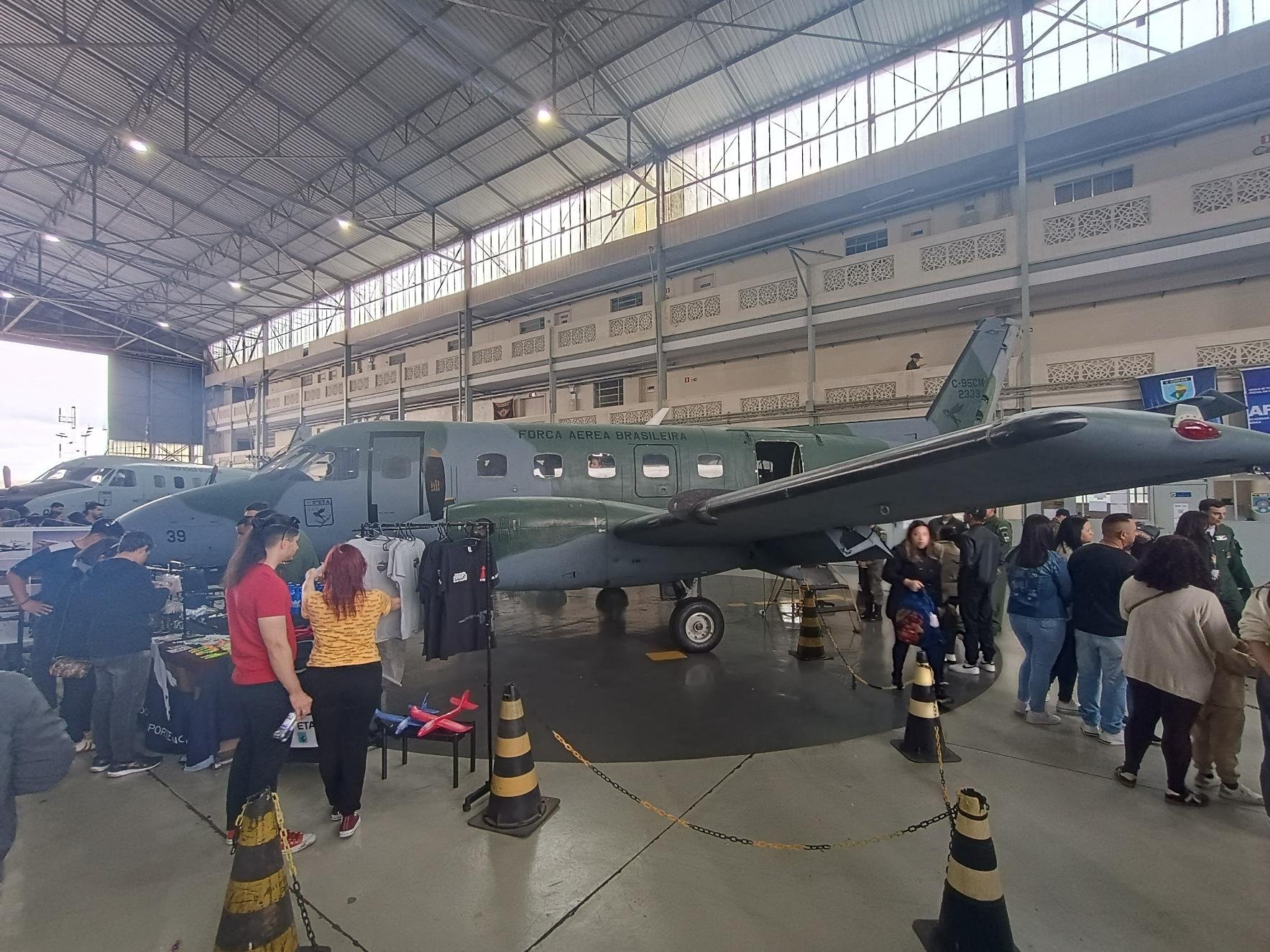 Outro destaque foi acelera&ccedil;&atilde;o sincronizada entre um ca&ccedil;a F-5 da For&ccedil;a A&eacute;rea Brasileira e uma Lamborghini do Aut&oacute;dromo de Tarum&atilde;
