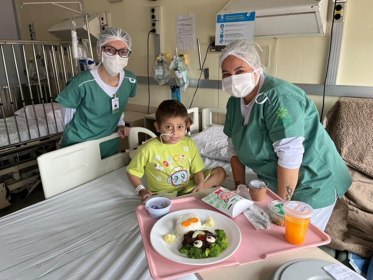 Crian&ccedil;as internadas no Hospital de Cl&iacute;nicas de Porto Alegre (HCPA) recebem pratos especiais