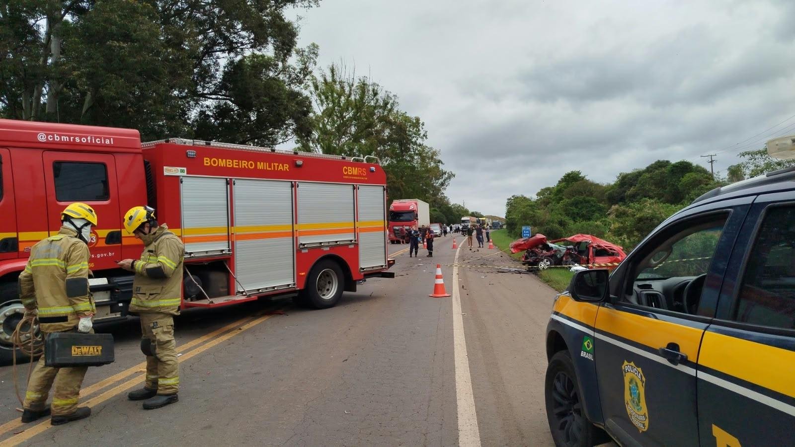 Em Carazinho, na BR 386, um autom&oacute;vel e um caminh&atilde;o colidiram frontalmente; ambos condutores perderam a vida