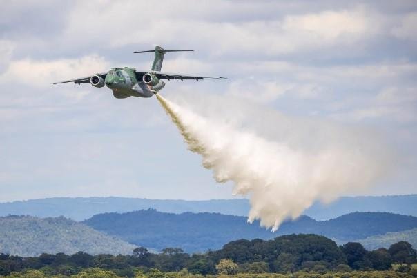 Aeronave KC-390 Millennium da FAB lan&ccedil;a 12 mil litros de &aacute;gua e ir&aacute; fazer&nbsp;tr&ecirc;s voos di&aacute;rios