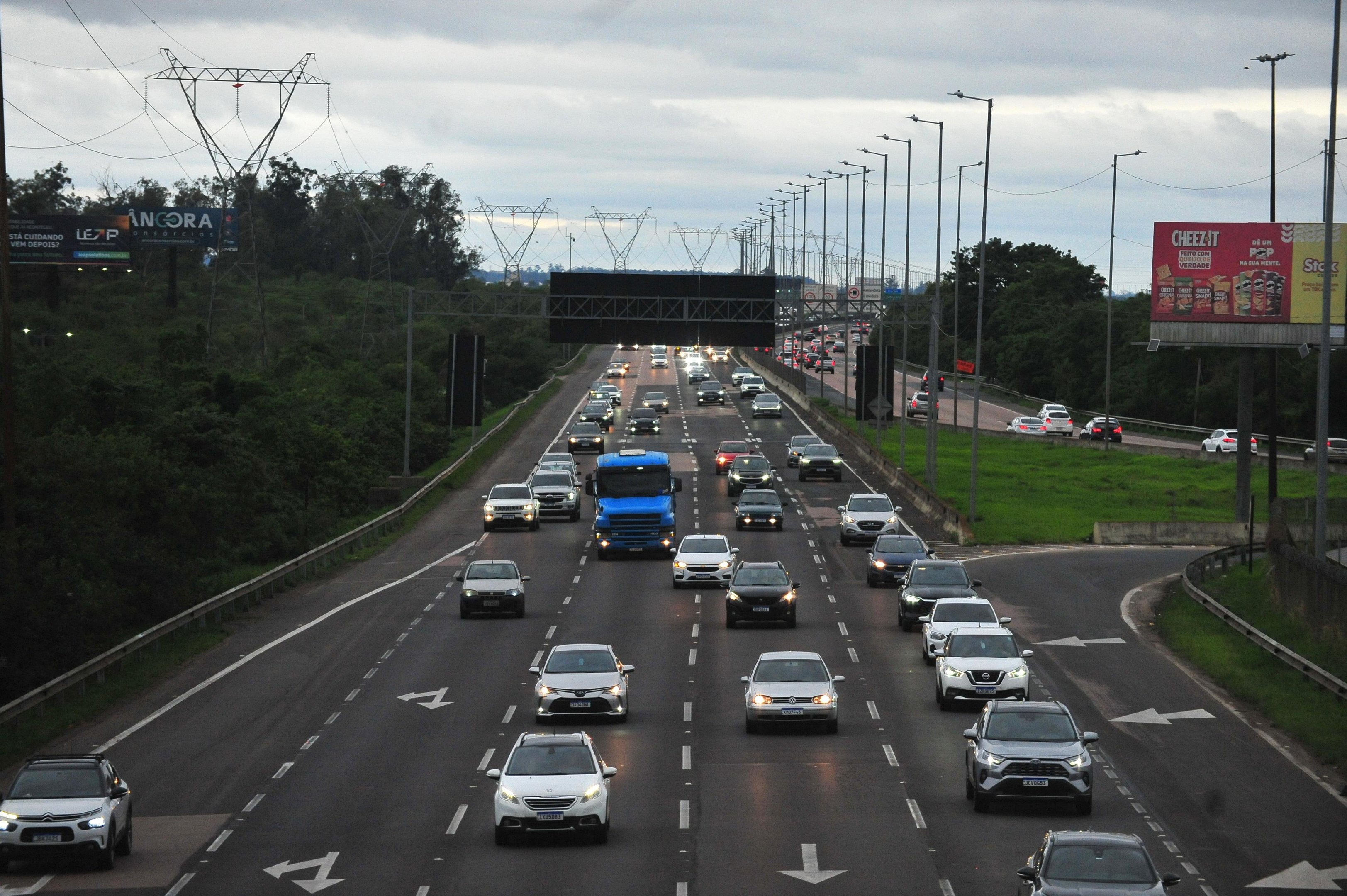 Grande n&uacute;mero de ve&iacute;culos era registrado no movimento de retorno do feriad&atilde;o na freeway, em Porto Alegre