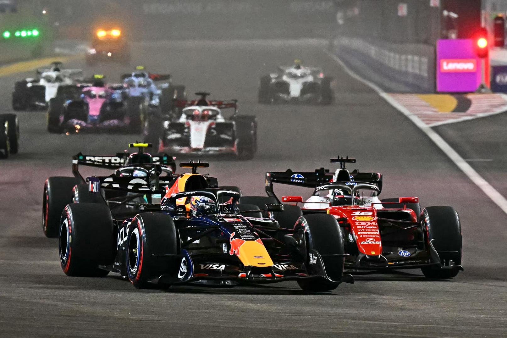 Verstappen teve autoridade, Ferrari implodiu e Antonelli aproveitou GP de Singapura
