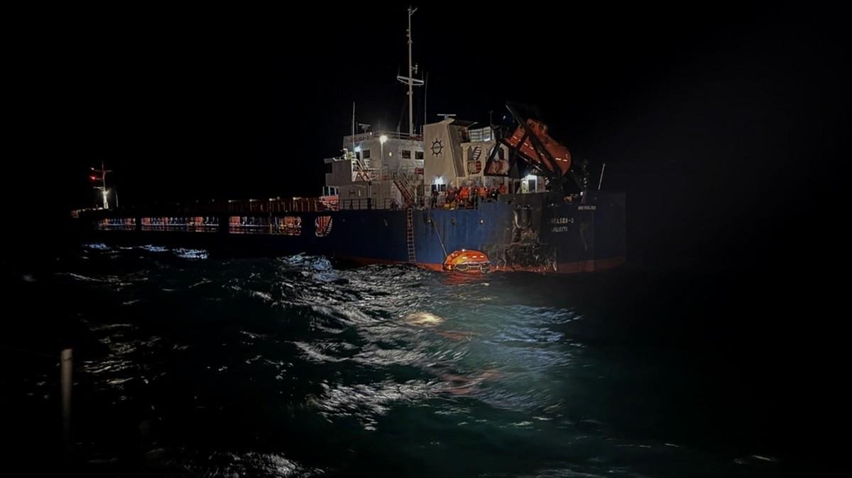 Cinco tripulantes foram resgatados e 11 continuam desaparecidos