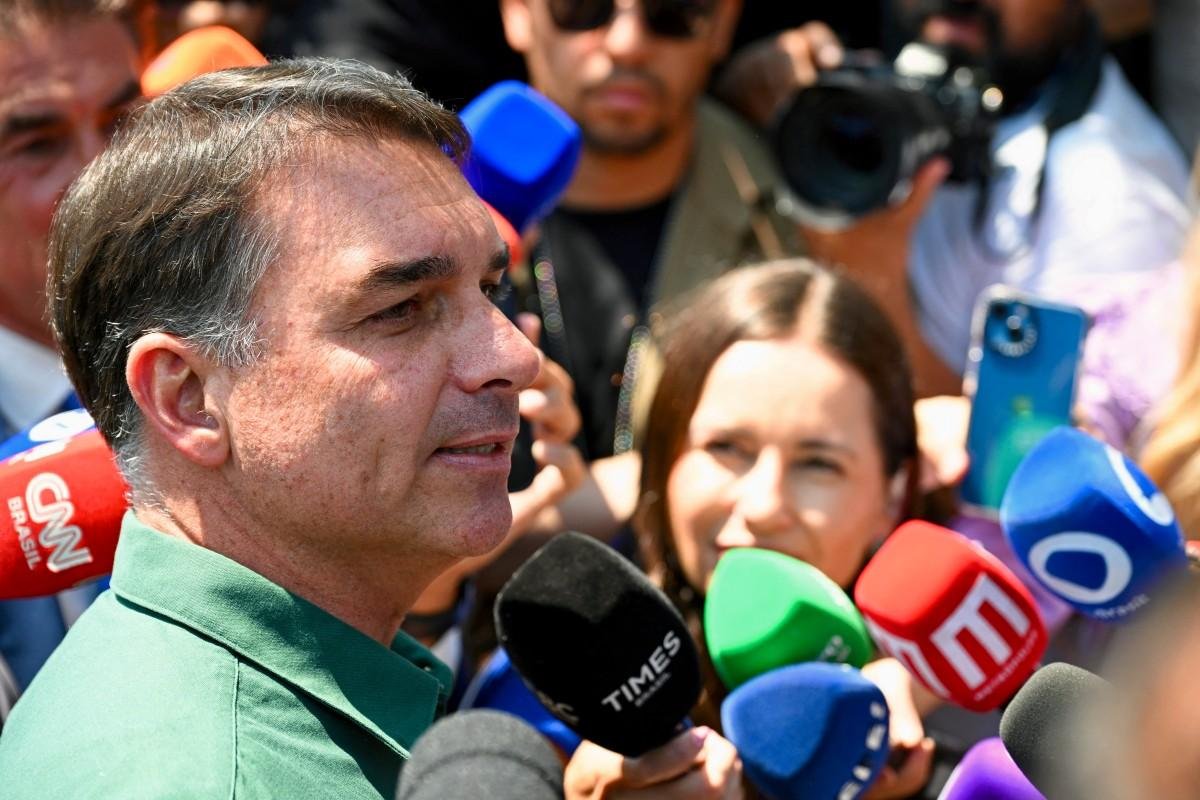 Fl&aacute;vio cita risada do pai e diz ter energia renovada ap&oacute;s visita a Bolsonaro