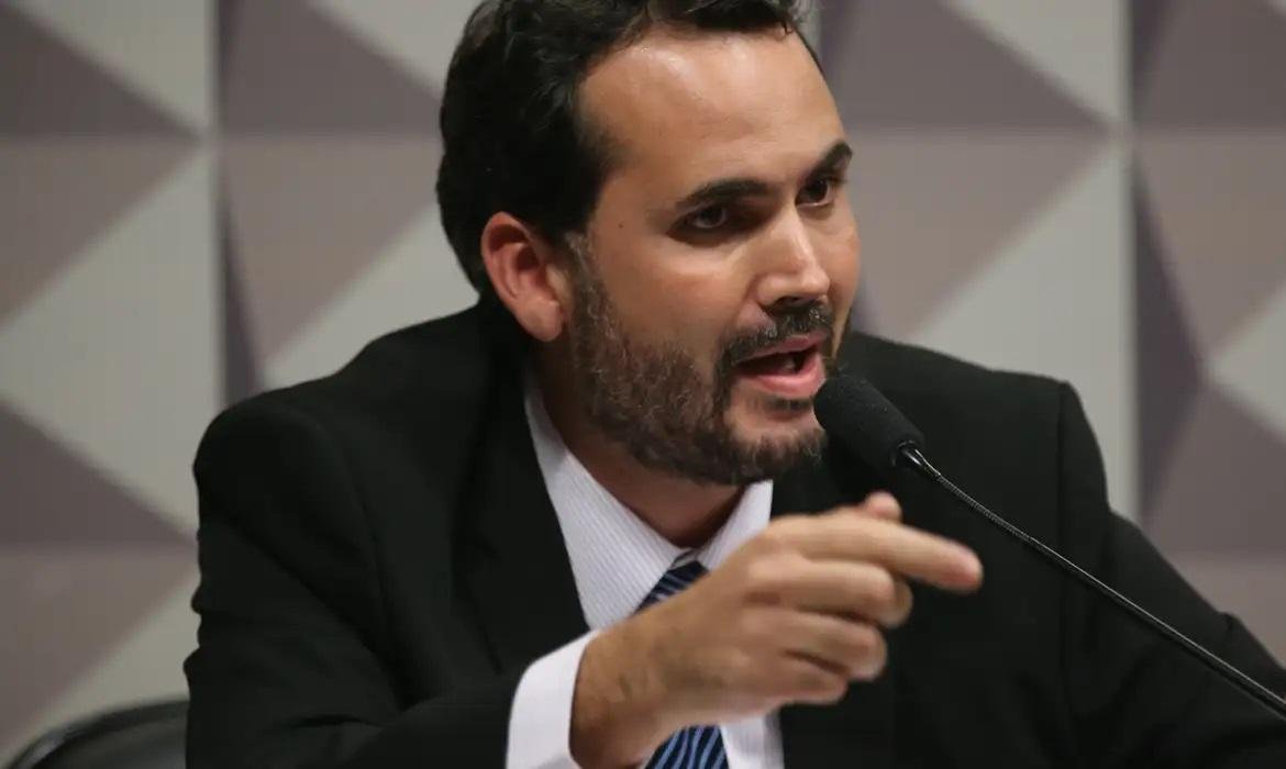 Bruno Moretti, afirmou nesta ter&ccedil;a-feira que projeto que o governo do presidente Luiz In&aacute;cio Lula da Silva (PT) vai enviar ao Congresso, o perd&atilde;o das d&iacute;vidas &eacute; autom&aacute;tico