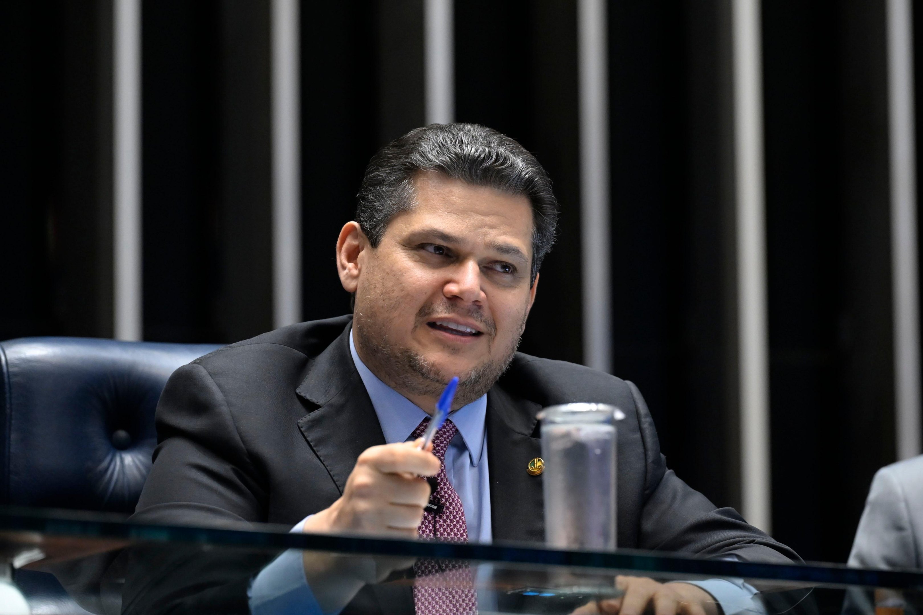 Presidente do Senado apoia o projeto que reduz a escala e prev&ecirc; vota&ccedil;&atilde;o nesta quarta-feira