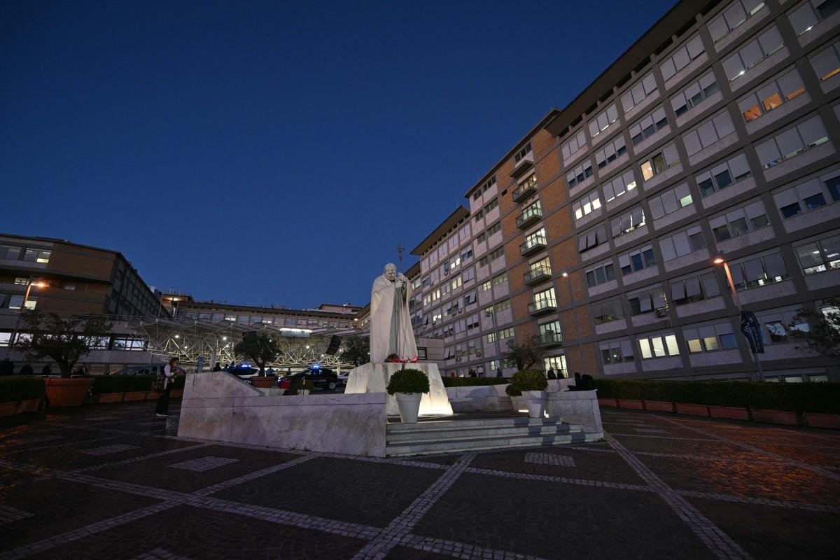 Papa deve permanecer hospitalizado por pelo menos uma semana
