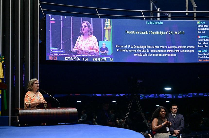 A l&iacute;der do governo, Teresa Leit&atilde;o, defende da tribuna a aprova&ccedil;&atilde;o da PEC