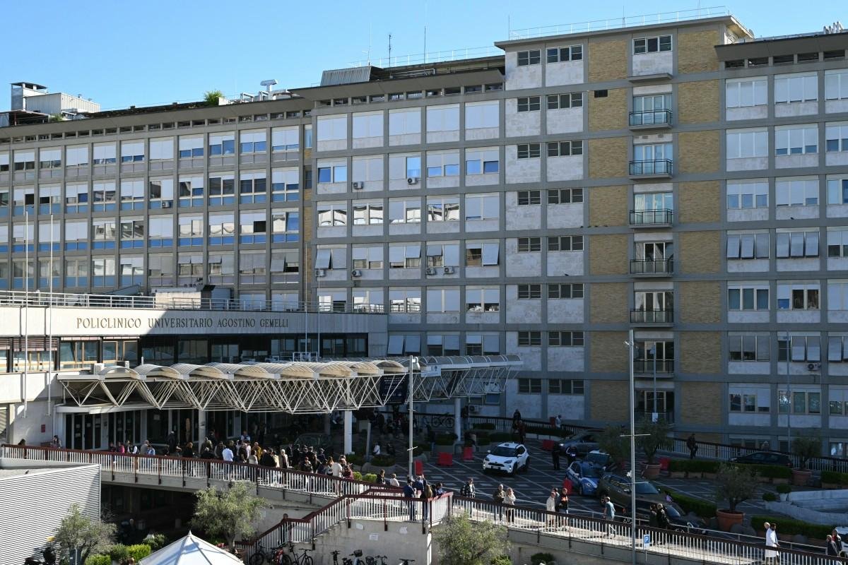 Papa Le&atilde;o XIV se alimenta e se recupera bem ap&oacute;s cirurgia contra c&acirc;ncer, dizem m&eacute;dicos