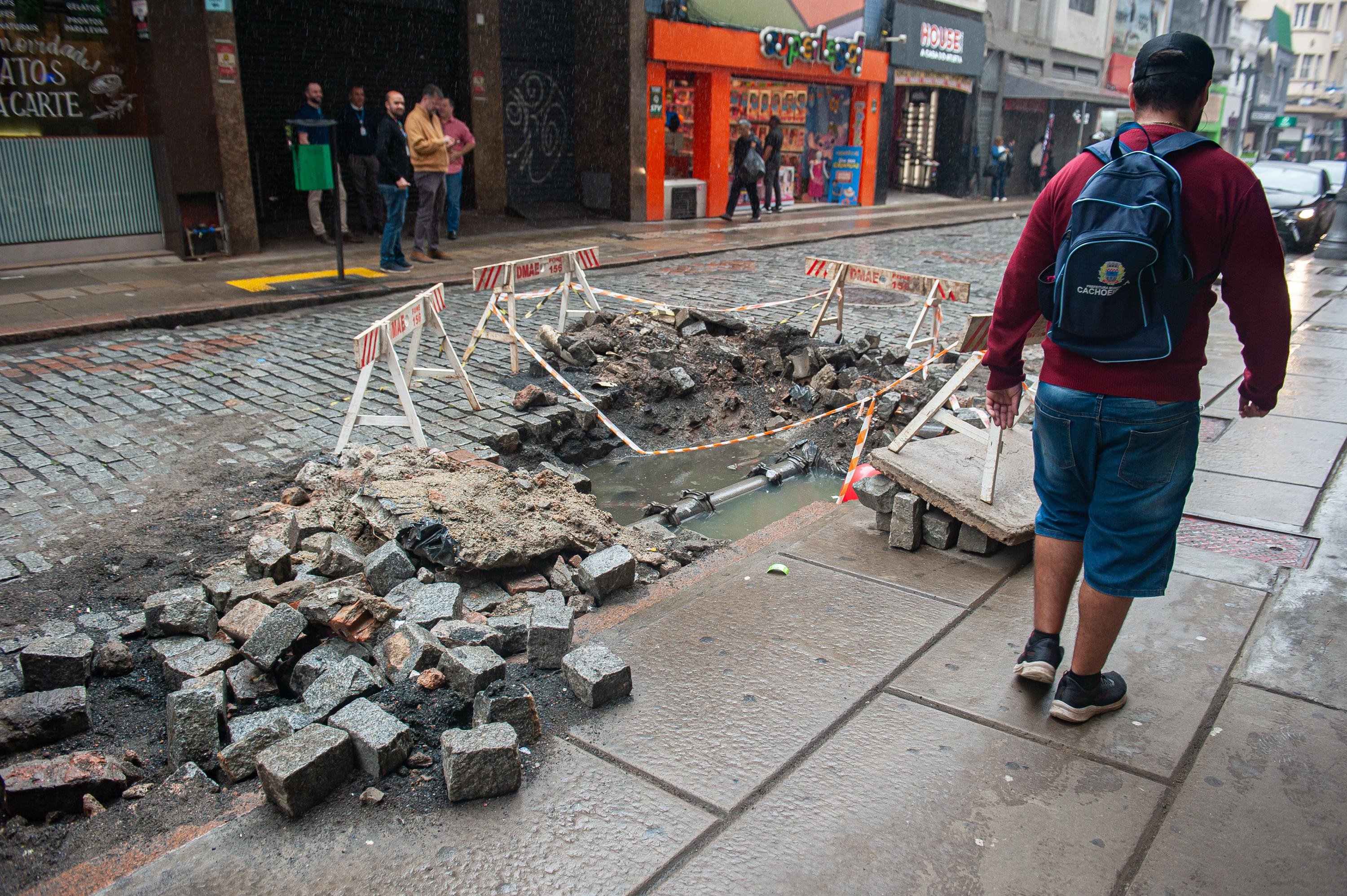 Obras n&atilde;o conclu&iacute;das e reforma que apresenta problemas no cal&ccedil;amento na Rua dos Andradas, no trecho do Quadril&aacute;tero Central