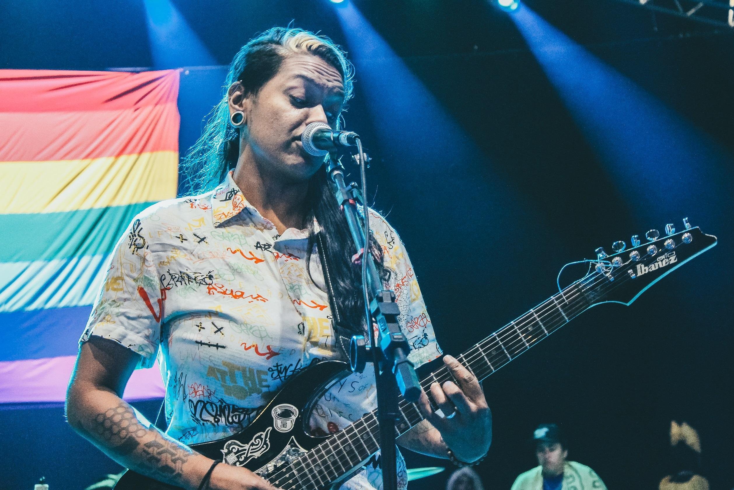 Leny &eacute; destaque na cena musical com uma voz potente e versatilidade na guitarra