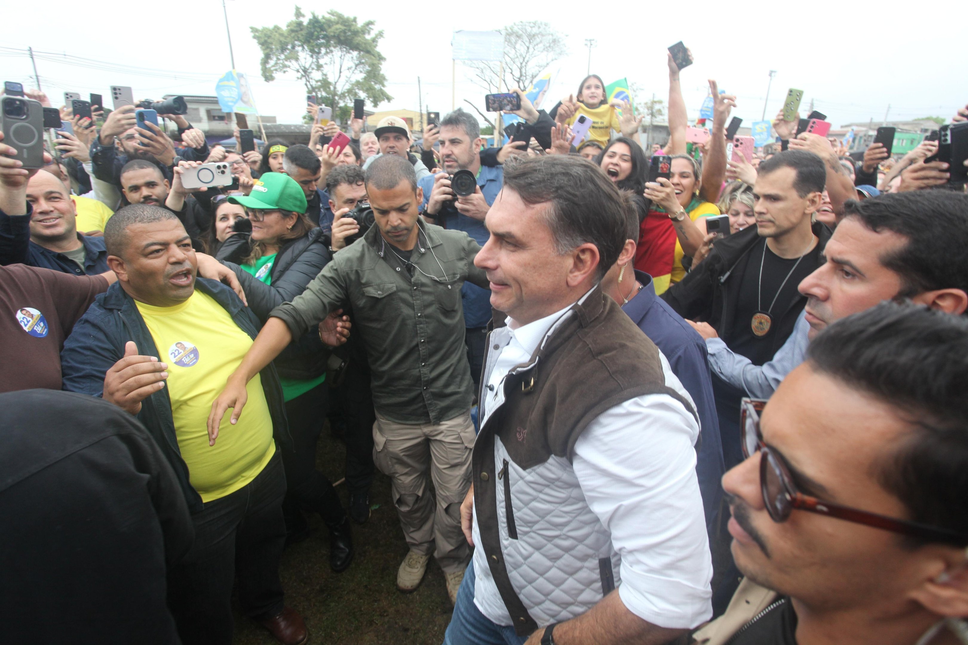 Ministro Andr&eacute; Mendon&ccedil;a pro&iacute;be senador Fl&aacute;vio Bolsonaro de impulsionar v&iacute;deo contra Lula nas redes sociais