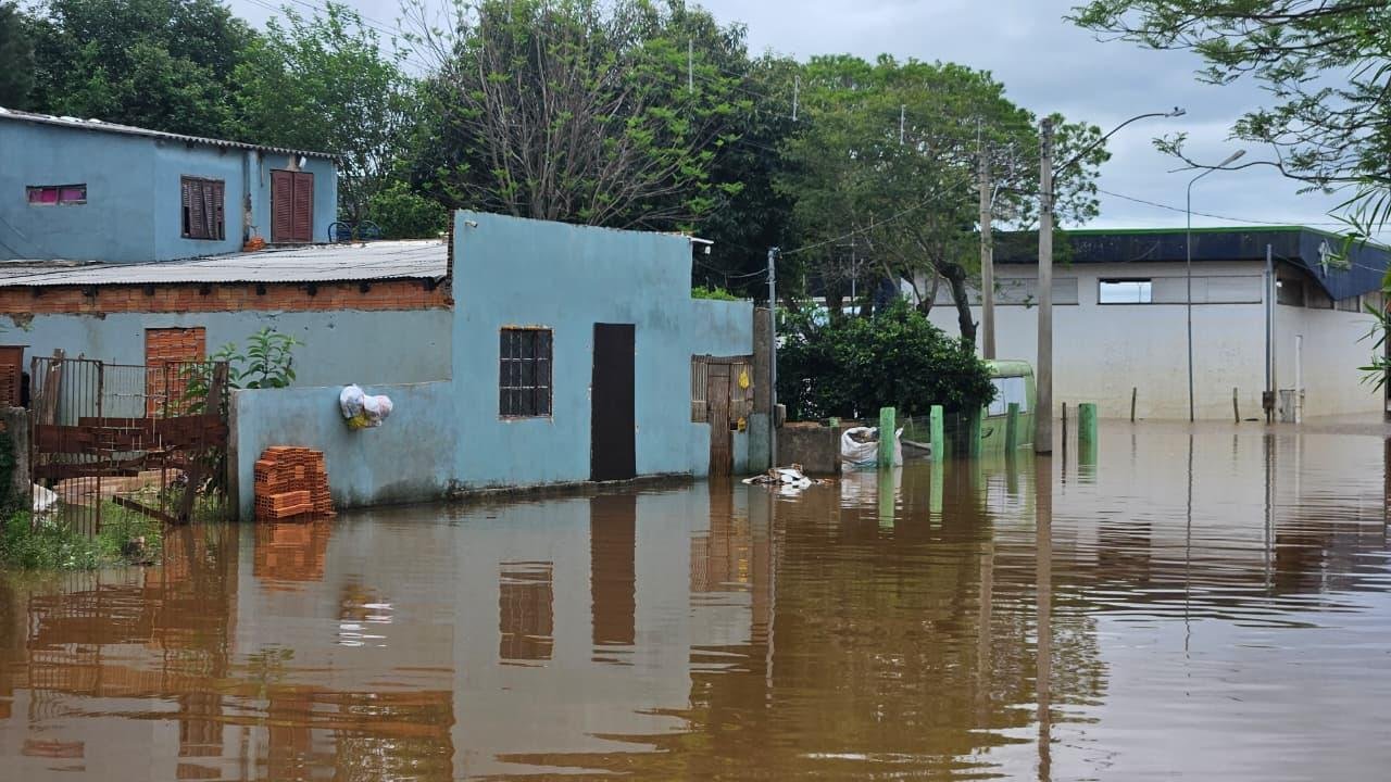 Ao todo, 66 casas volantes precisaram ser tracionadas para pontos mais altos da cidade