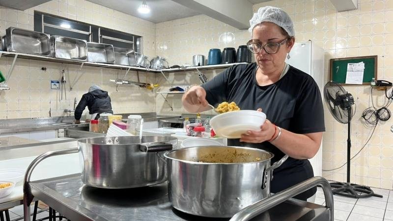 S&atilde;o preparadas, em m&eacute;dia, 40 refei&ccedil;&otilde;es no almo&ccedil;o e 40 no jantar