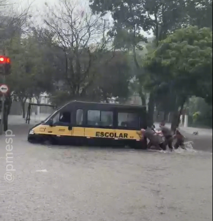 A chuva provocou alagamentos em diferentes pontos da capital paulista