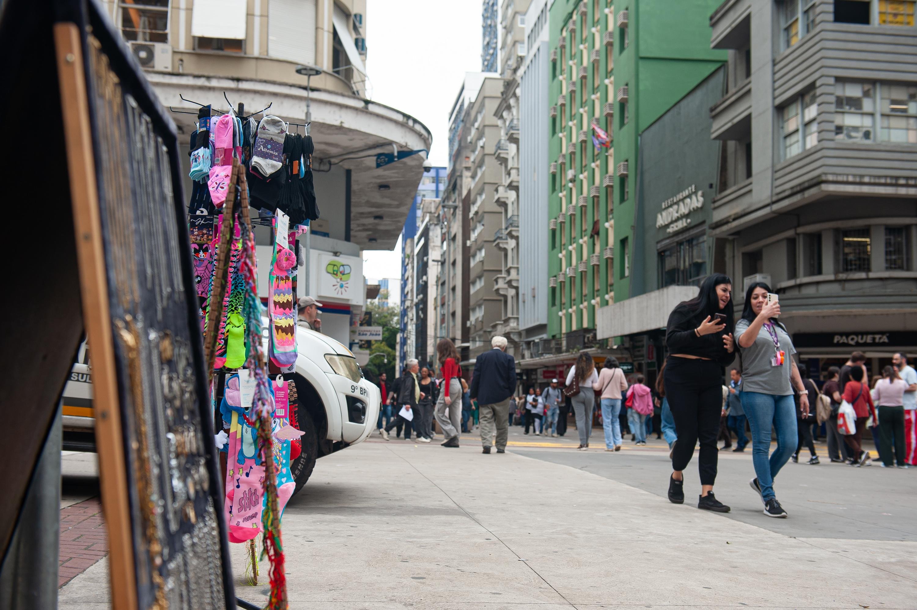 Ponto turístico e histórico de Porto Alegre, rua dos Andradas sofre com excesso de ambulantes nas calçadas