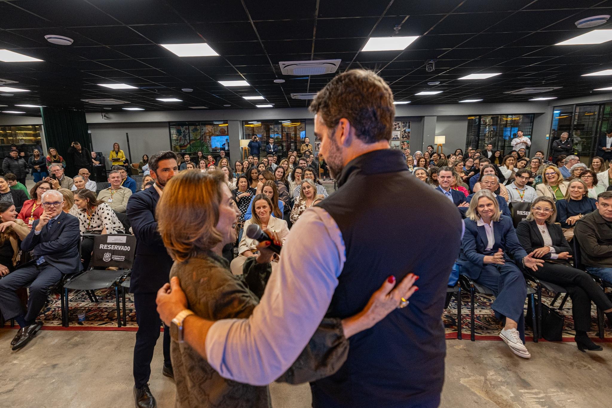 Ao expor resultados com Leite, Raquel encerra gest&atilde;o na Seduc