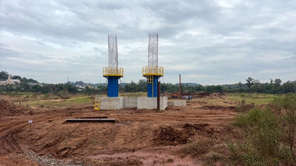 Em paralelo &agrave;s funda&ccedil;&otilde;es, est&atilde;o sendo fabricadas as vigas met&aacute;licas que sustentar&atilde;o a pista da ponte
