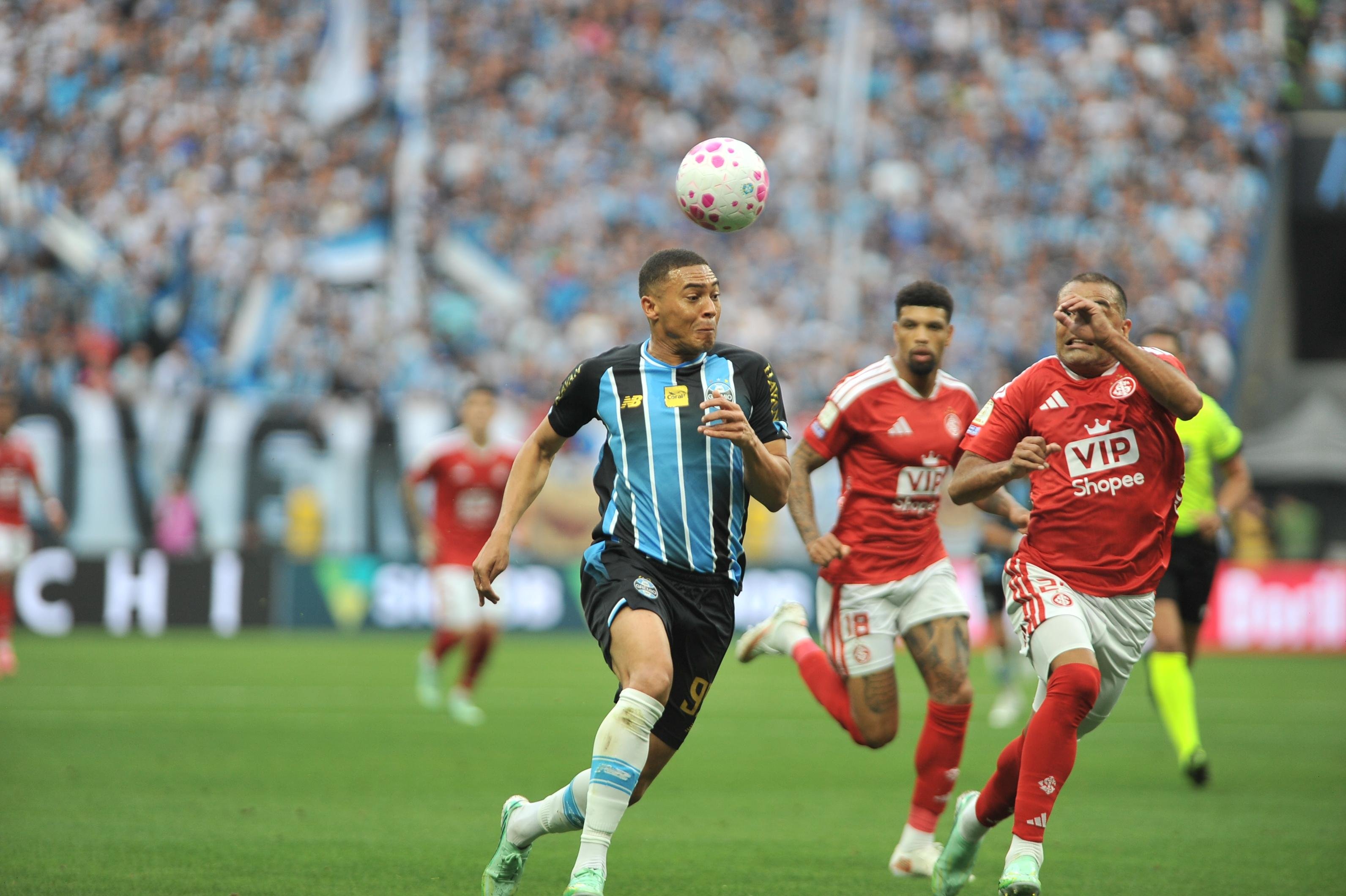 Carlos Vin&iacute;cius n&atilde;o marcou no cl&aacute;ssico Gre-Nal 455
