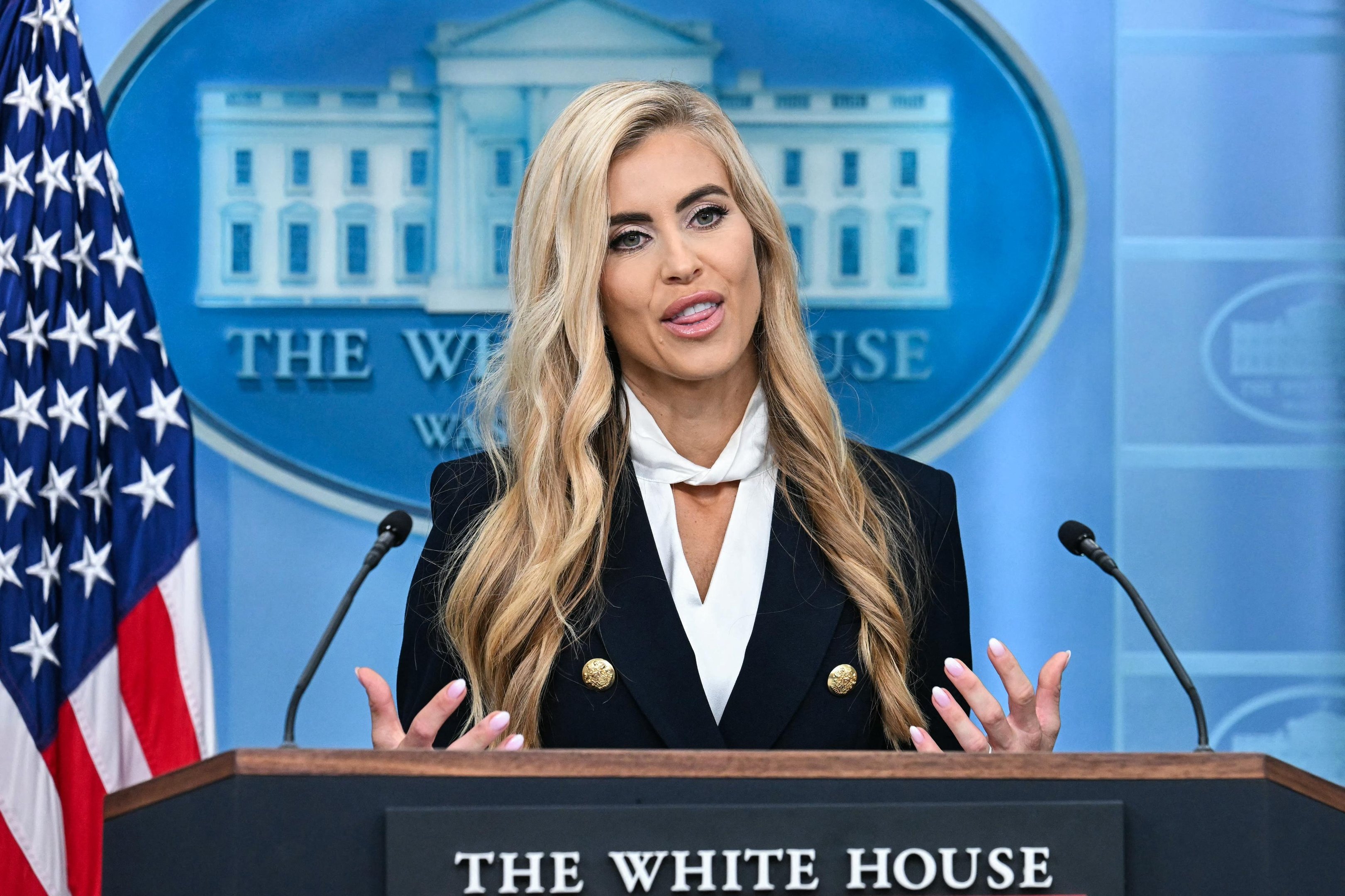 Nova secretária de imprensa de Trump minimiza potencial da China por falta de “banheiros adequados”