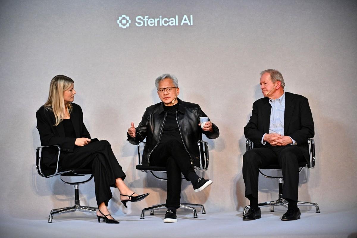 Cofundador, presidente e CEO da empresa de tecnologia norte-americana Nvidia, Jensen Huang (C), Jenny Nordlow, CEO da Sferical AI, e o industrial sueco Marcus Wallenberg participam do evento "Sferical One" no Eric Ericsonhallen, em Estocolmo