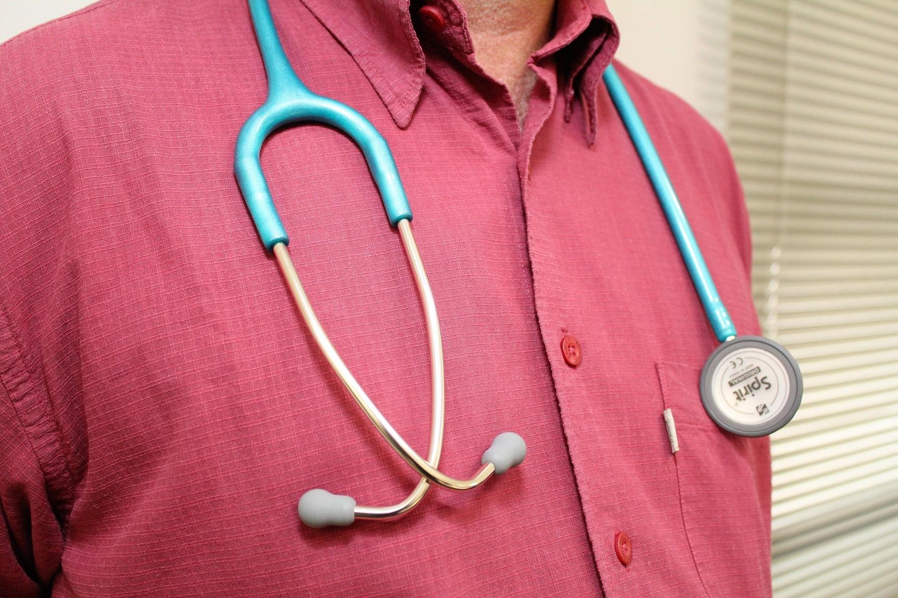 Formandos de medicina só terão registro com aprovação no Enamed, decide Senado; veja o que muda