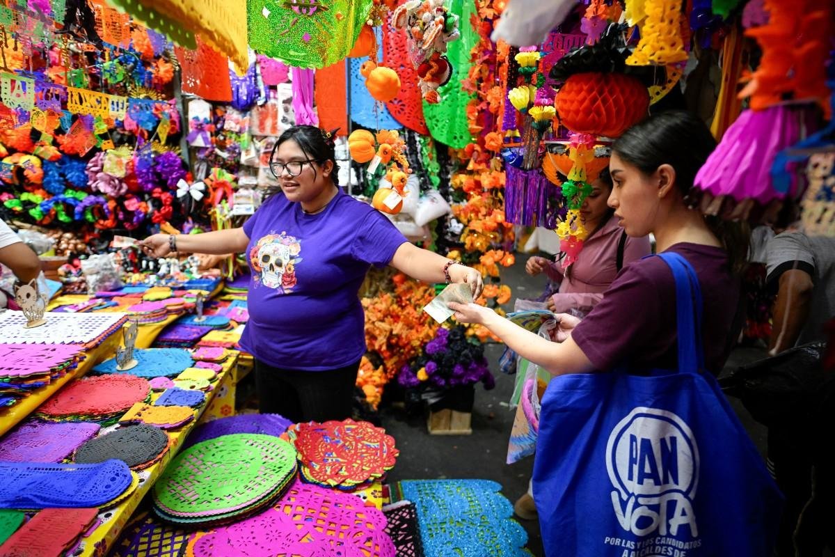 Cidade mexicana do “papel picado” se enche de arte e cor no Dia dos Mortos