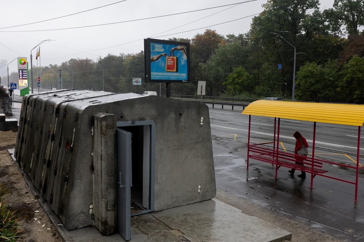 Após quatro anos de guerra, Kiev ganha seu primeiro abrigo antiaéreo em via pública