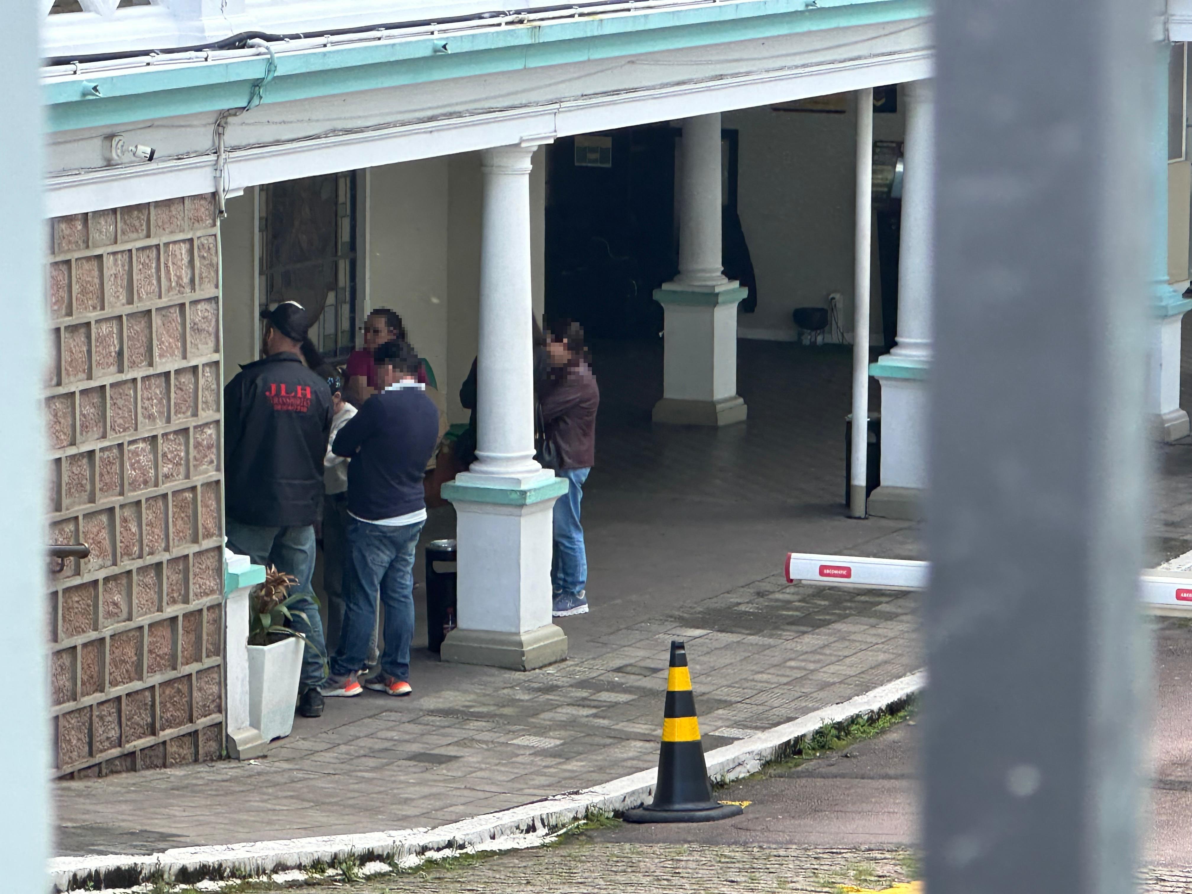Amigos e familiares se despedem de gari morto a golpes de pá em Porto Alegre