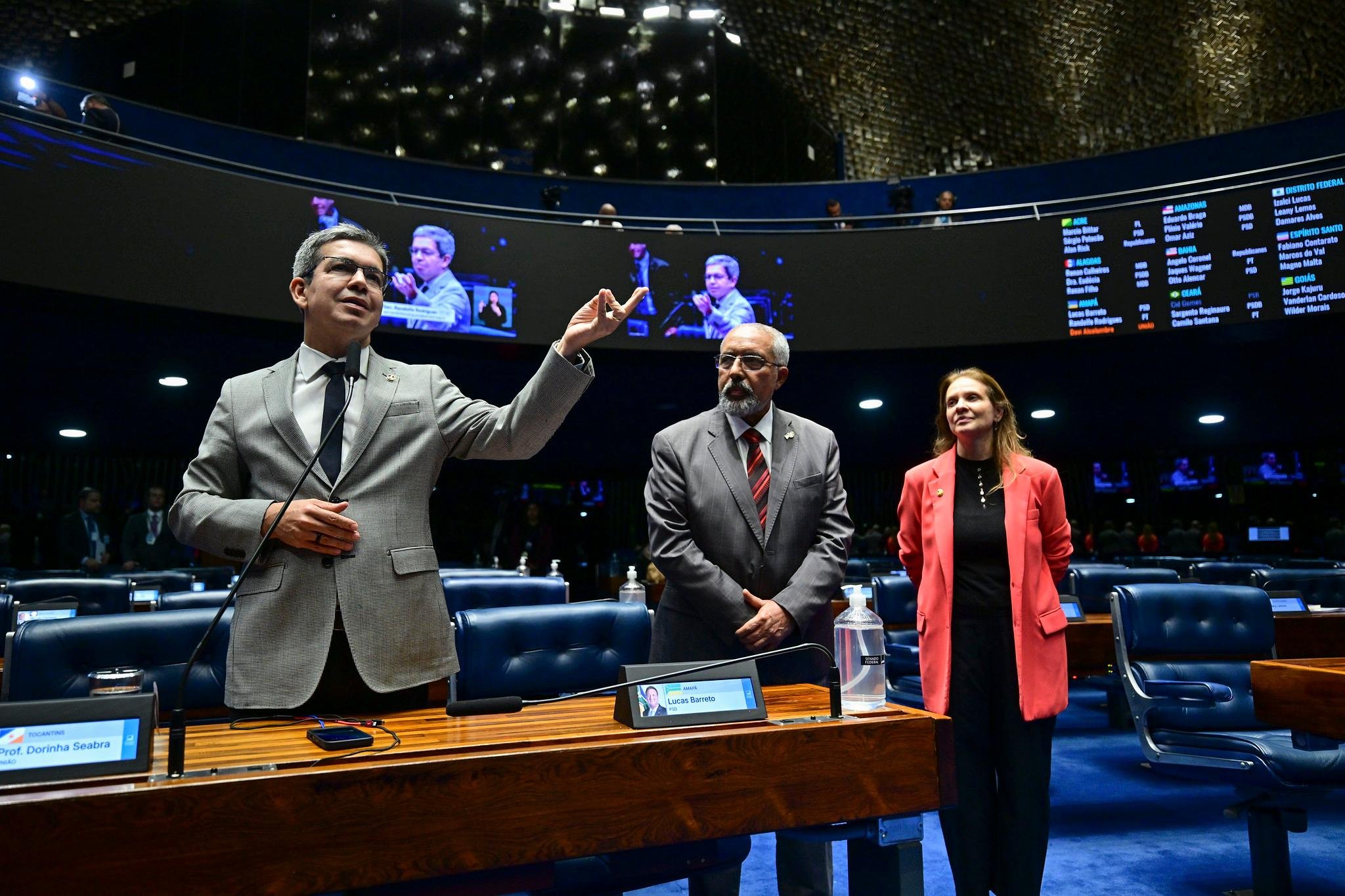 “Vamos trabalhar para aprovar PEC da Segurança na 3ª feira”, diz Randolfe Rodrigues