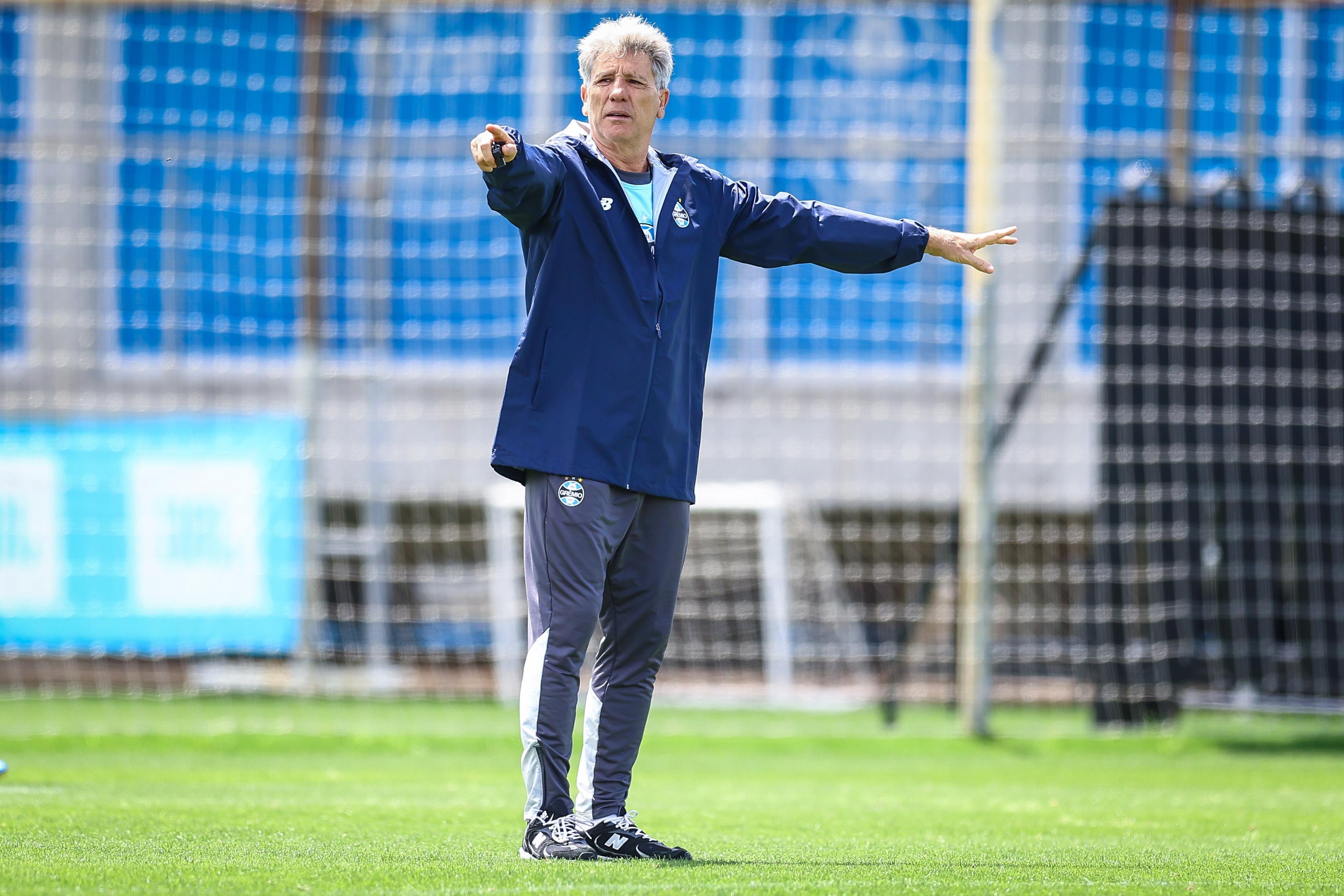 Renato Portaluppi pode utilizar tr&ecirc;s zagueiros contra os mineiros