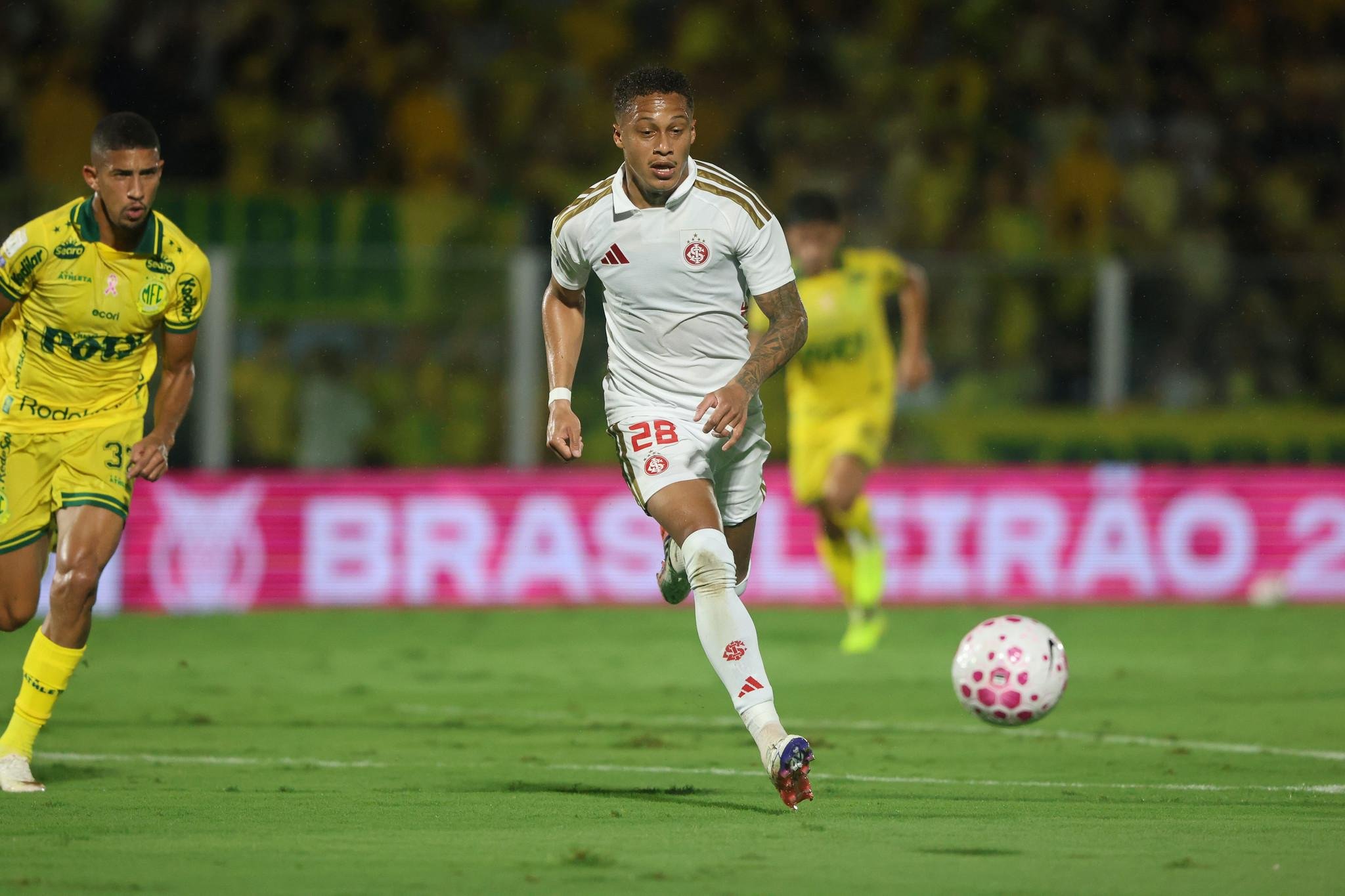 Vitinho est&aacute; fora do jogo contra o Botafogo, no pr&oacute;ximo s&aacute;bado, no Beira-Rio