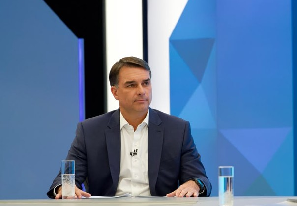 Flávio diz que não há nada de errado em relação com Vorcaro e evita prestar contas de “Dark Horse” em sabatina