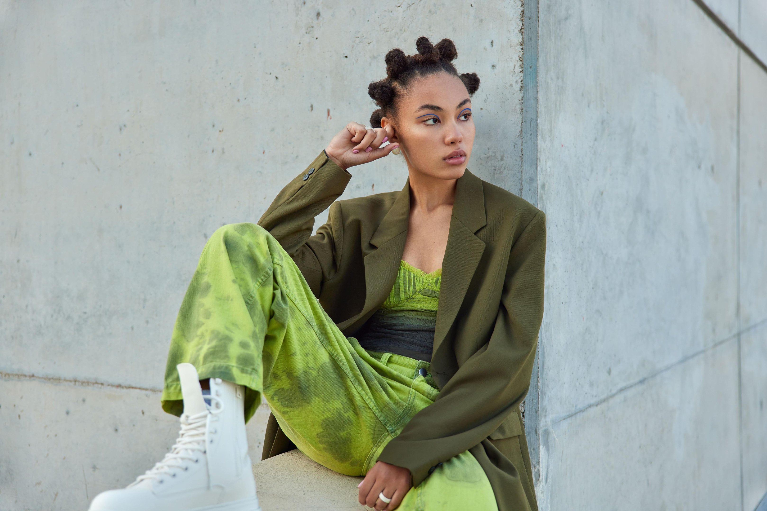Varia&ccedil;&atilde;o de tonalidades em looks monocrom&aacute;ticos d&aacute; profundidade a eles