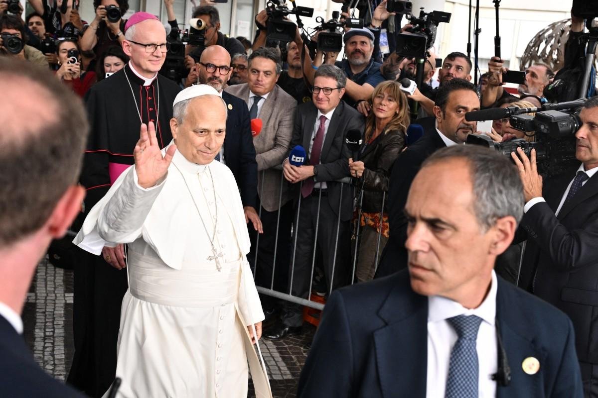 Papa Leão XIV deixa hospital Gemelli em Roma