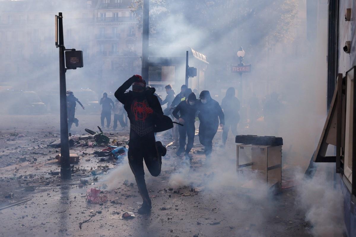 Manifestante perde uma mão devido a uma granada policial nos protestos na França