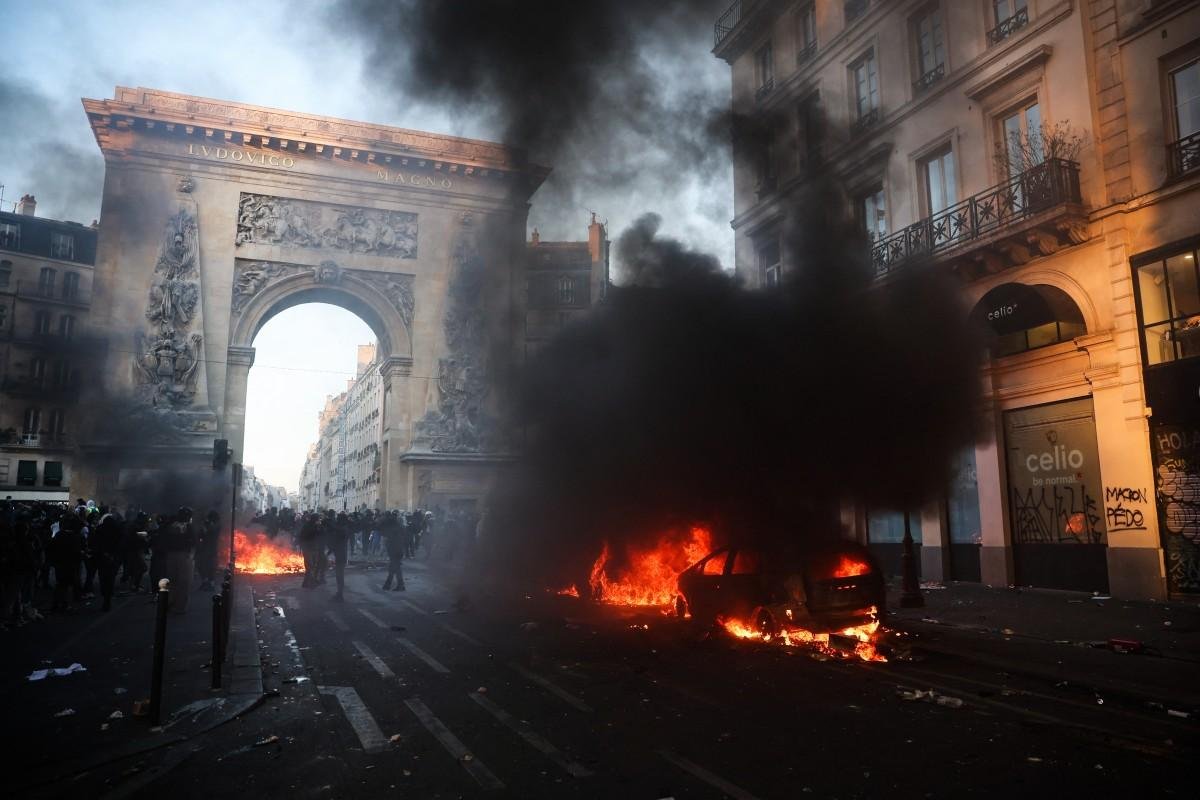   Custo de vida na França gera protestos violentos entre polícia e manifestantes 