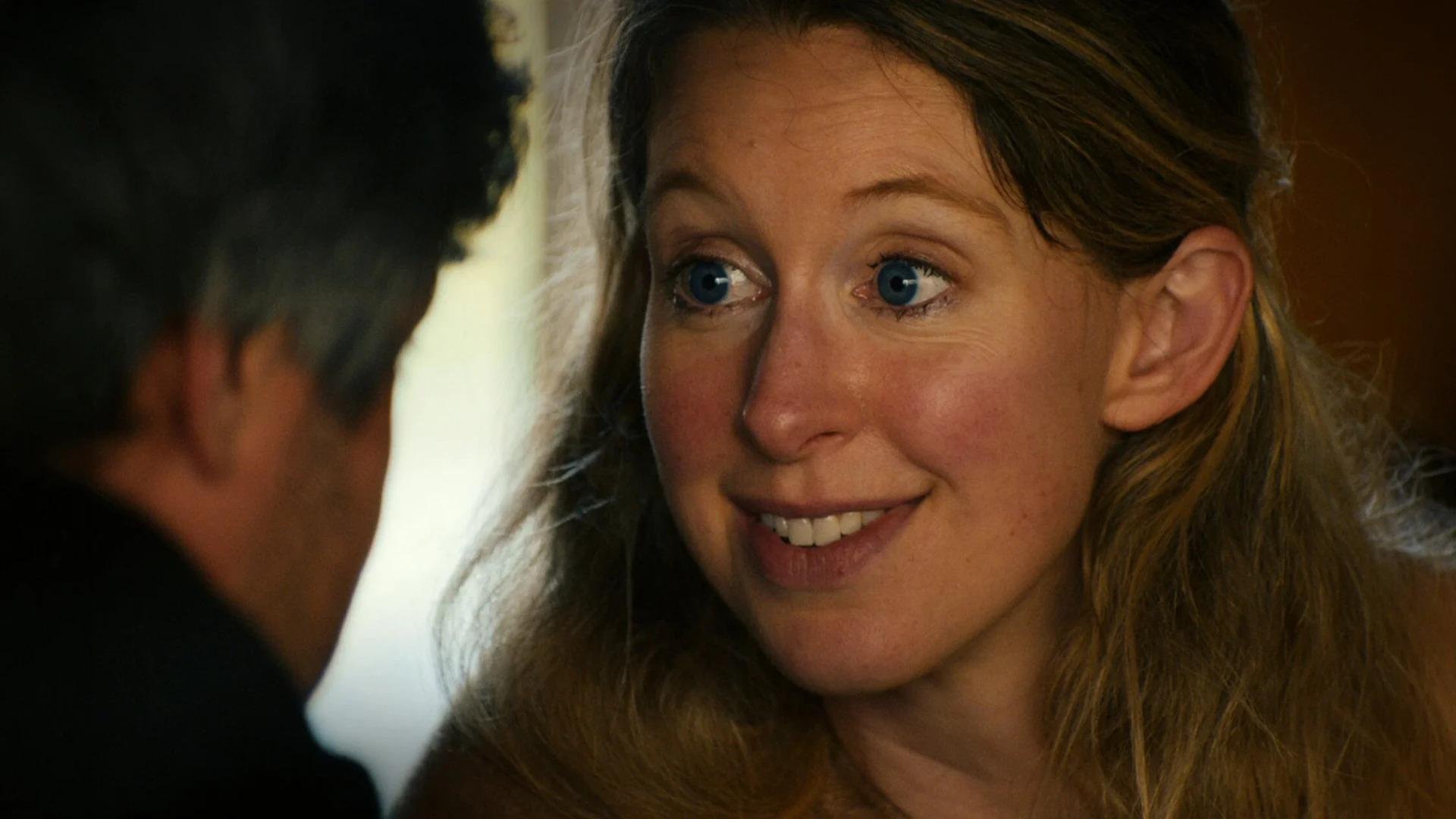 Elizabeth Holmes, empres&aacute;ria condenada por fraude, no filme "You Can See Everything"